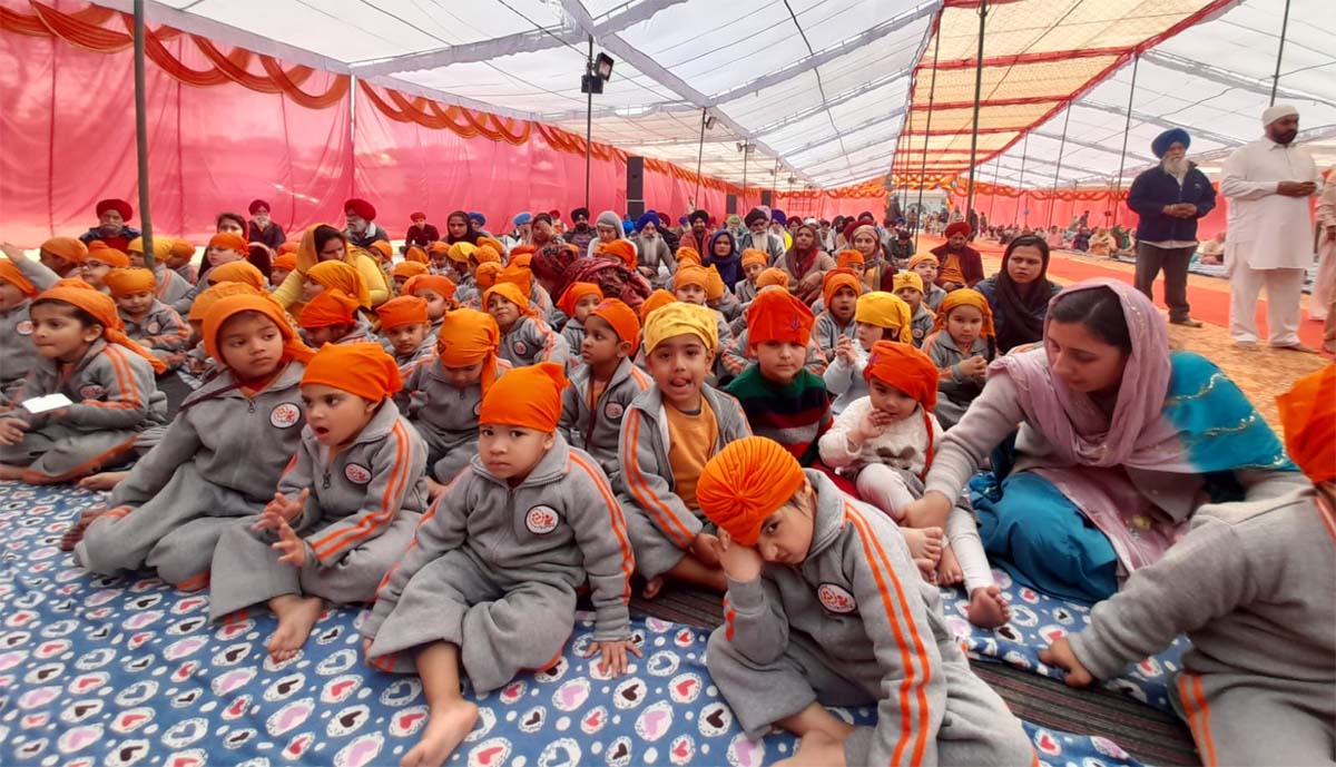 ਸਕੂਲ ਦੇ ਬੱਚਿਆਂ ਨੂੰ ਗੁਰਪੁਰਬ ਦੀ ਖੁਸ਼ੀ ਵਿੱਚ ਗੁਰਦੁਆਰਾ ਅੰਬ ਸਾਹਿਬ ਵਿਖੇ ਮੱਥਾ ਟਿਕਾਇਆ